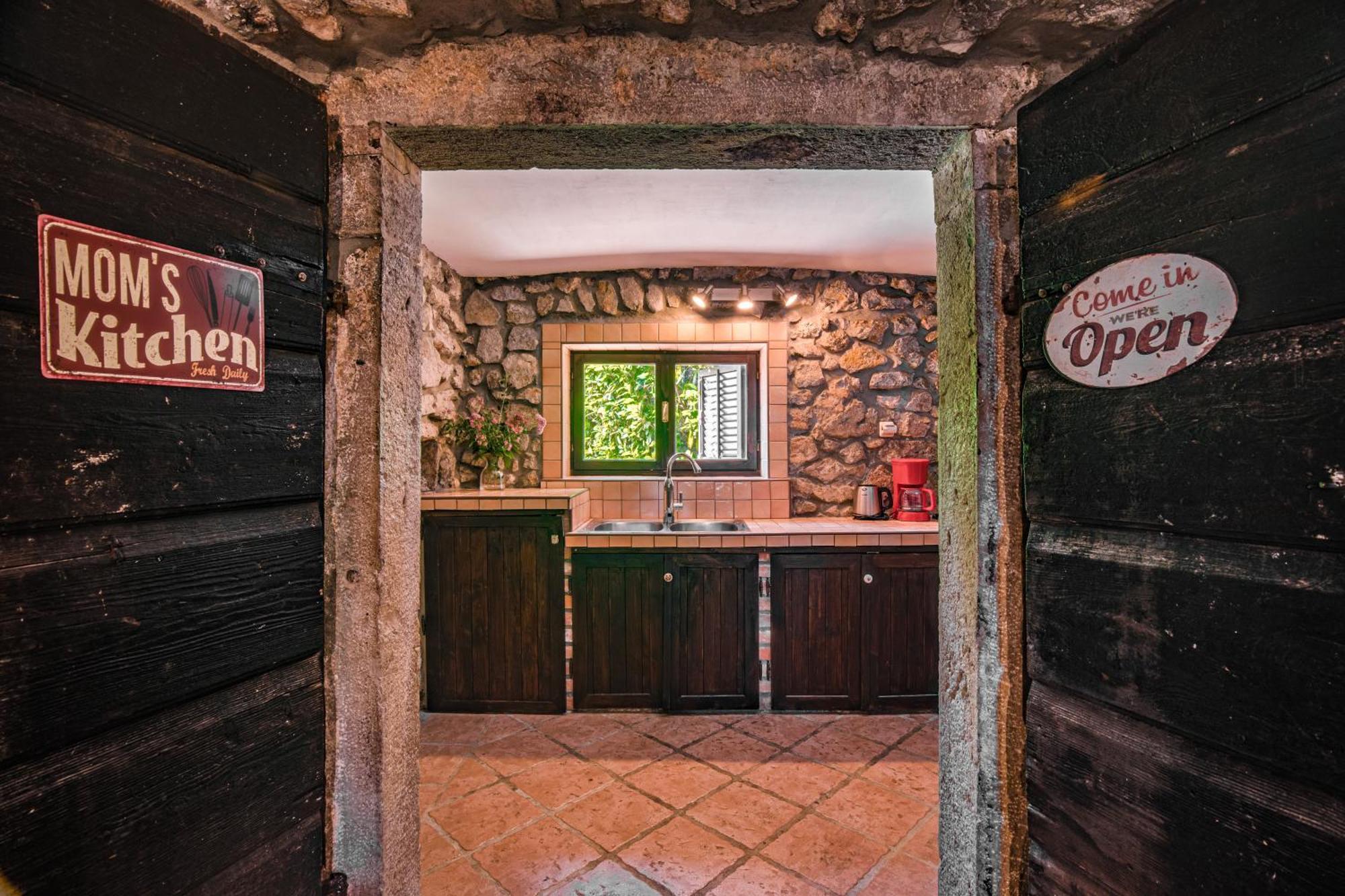 Apartments Lina Vrh  エクステリア 写真