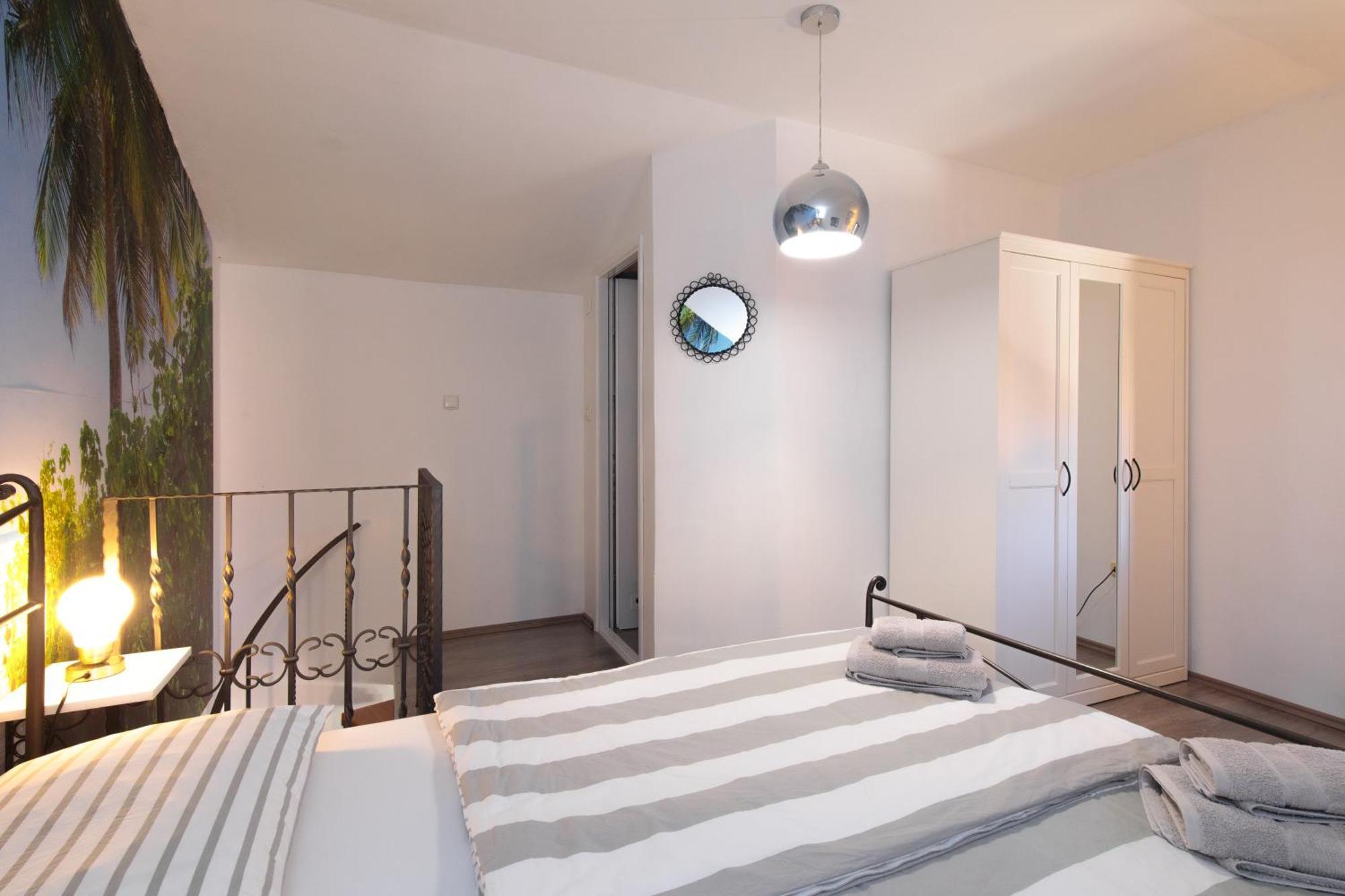 Apartments Lina Vrh  エクステリア 写真